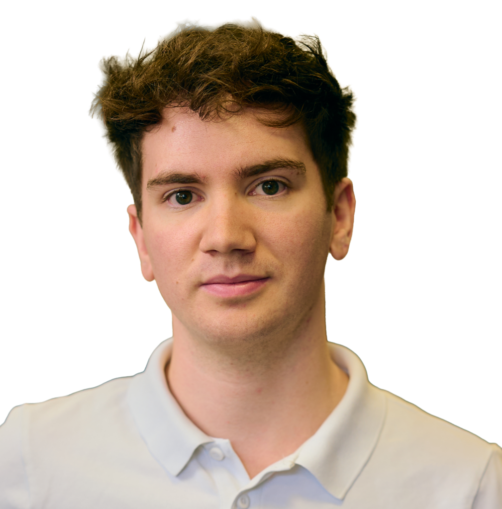 Niko Kulisch im weißen Poloshiort und freigestelltem Hintergrund.