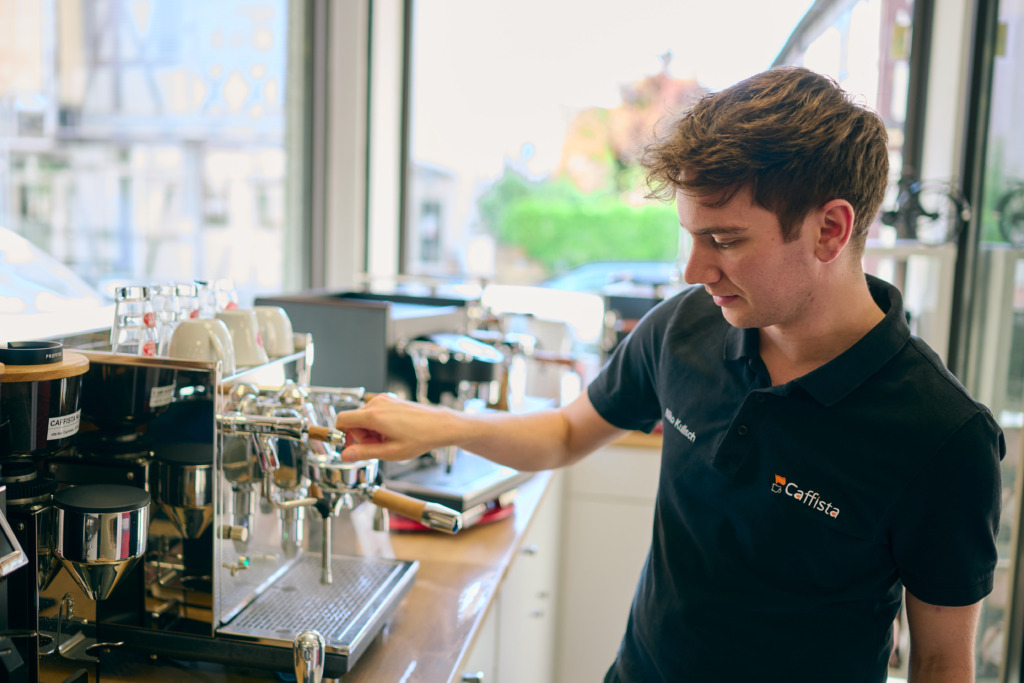 Niko Kulisch steht am Siebträger im Laden bei Caffista.